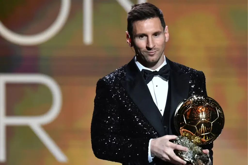messi segurando a bola de ouro